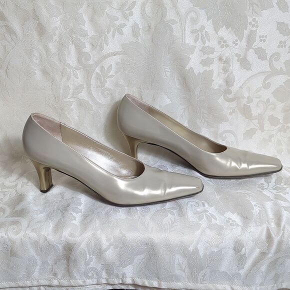 Salvatore Ferragamo Vintage Neutral Opal Tan Metal Heels - Picture 2 of 10